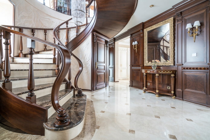 escalier à l'intérieur de la maison dans un style classique