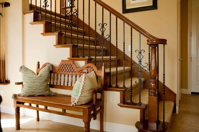 escalier à l'intérieur d'une maison de campagne