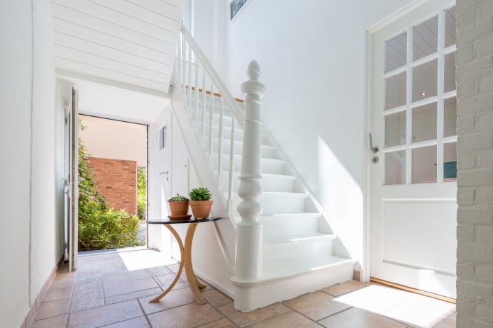 couleurs des escaliers à l'intérieur de la maison