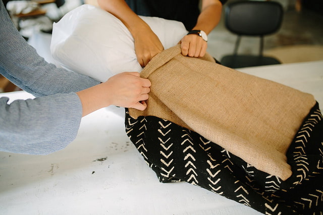 pouf composé d'un oreiller et d'une housse