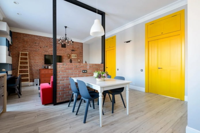 Portes contrastées dans le salon loft