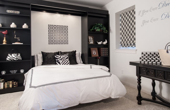 mobilier à l'intérieur de la chambre en noir et blanc