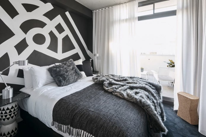 textiles à l'intérieur de la chambre en noir et blanc