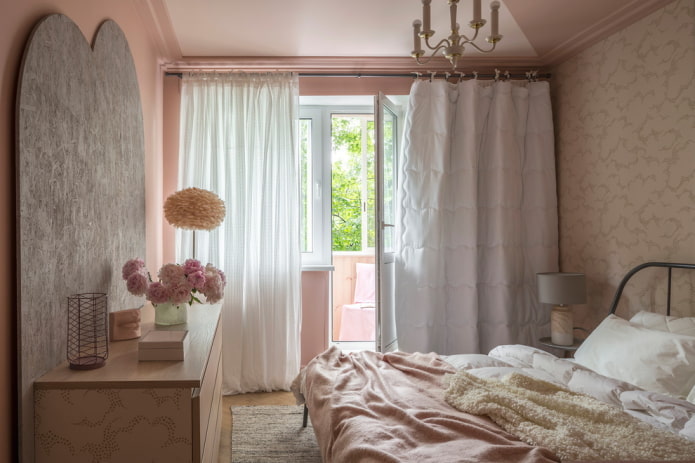 intérieur de la chambre aux couleurs rose et beige