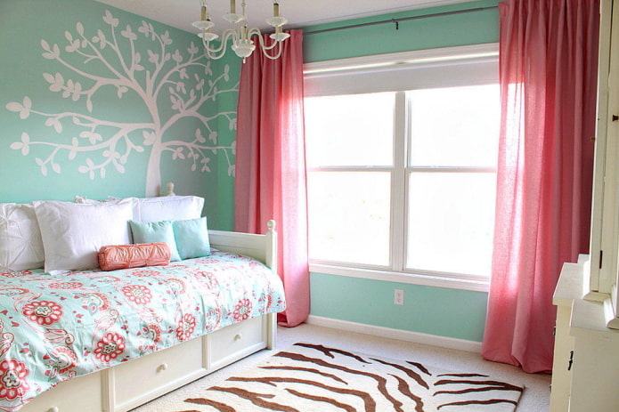 intérieur de la chambre aux couleurs rose et turquoise