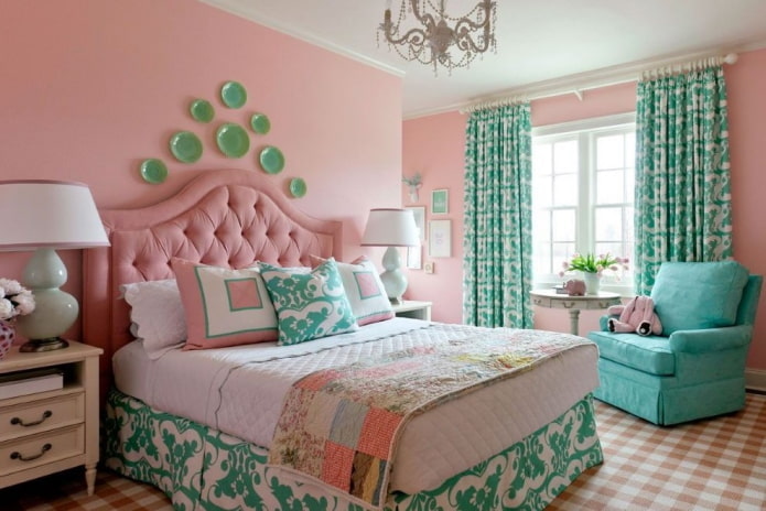 intérieur de la chambre aux couleurs rose et turquoise