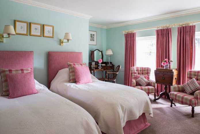 intérieur de la chambre aux couleurs rose et bleu