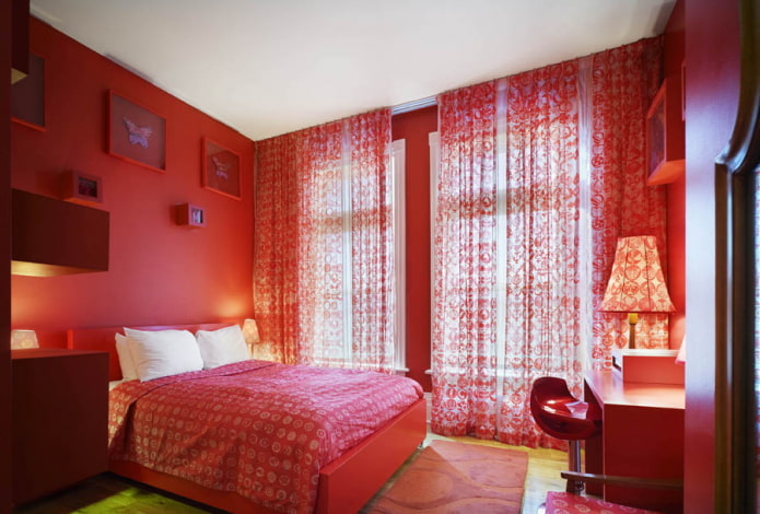 intérieur de la chambre aux couleurs roses et rouges