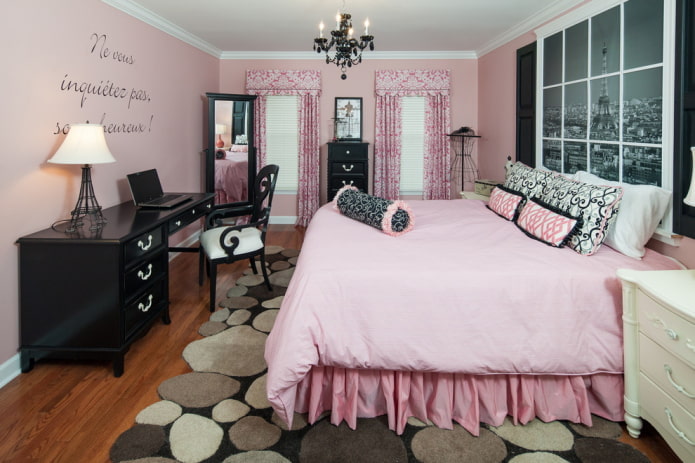 intérieur de la chambre aux couleurs noir et rose