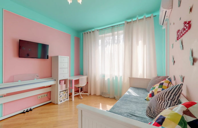 intérieur de la chambre aux couleurs rose et menthe