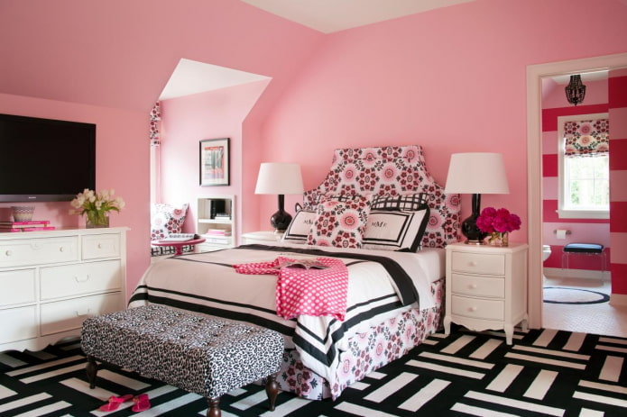 intérieur de la chambre aux couleurs noir et rose