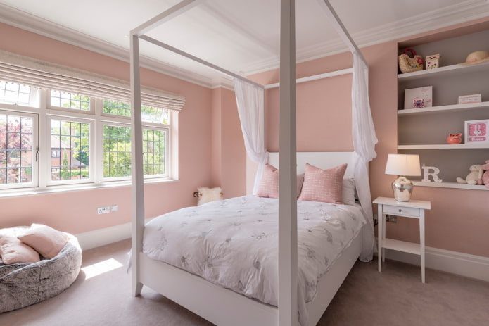 intérieur de la chambre dans les tons roses