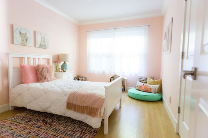 intérieur d'une chambre rose pour une fille