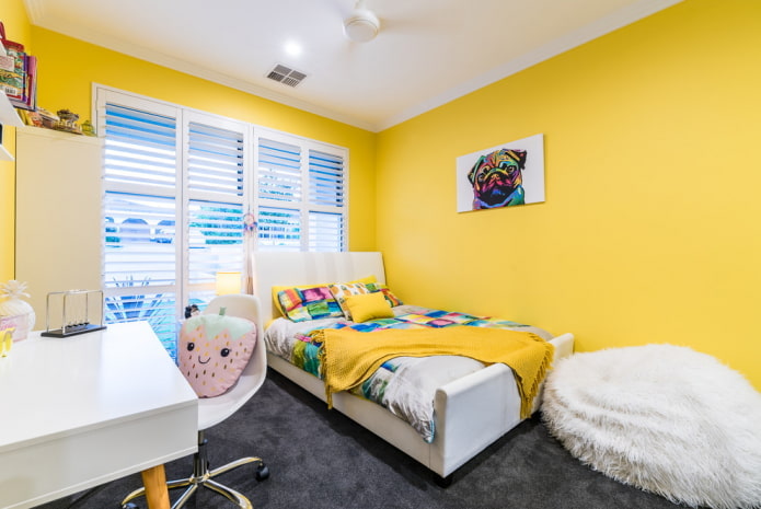 intérieur d'une chambre pour une fille dans des tons jaunes