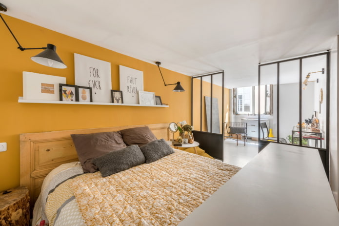 décoration et éclairage à l'intérieur de la chambre dans des tons jaunes