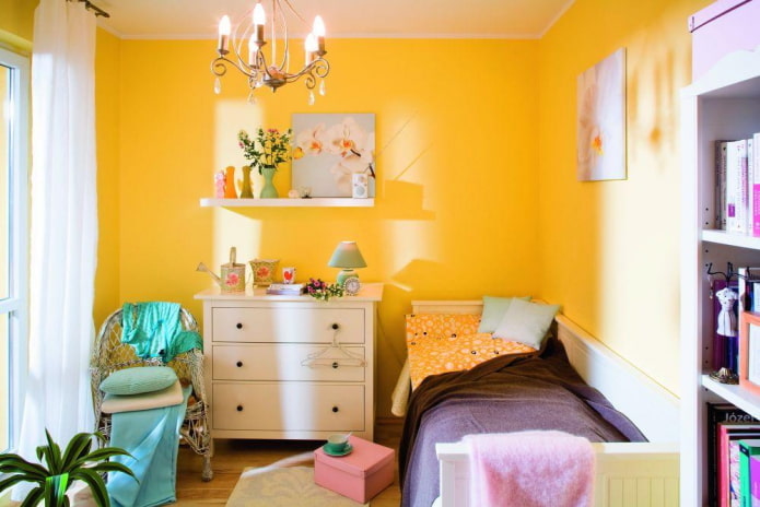 intérieur d'une chambre pour une fille dans des tons jaunes