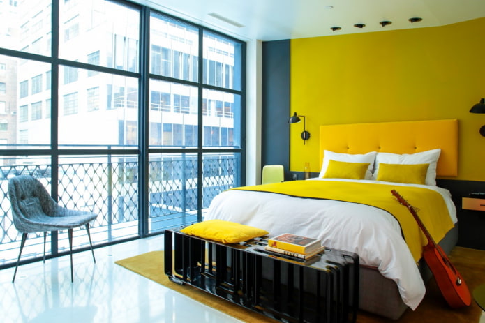 chambre dans des tons jaunes dans un style moderne