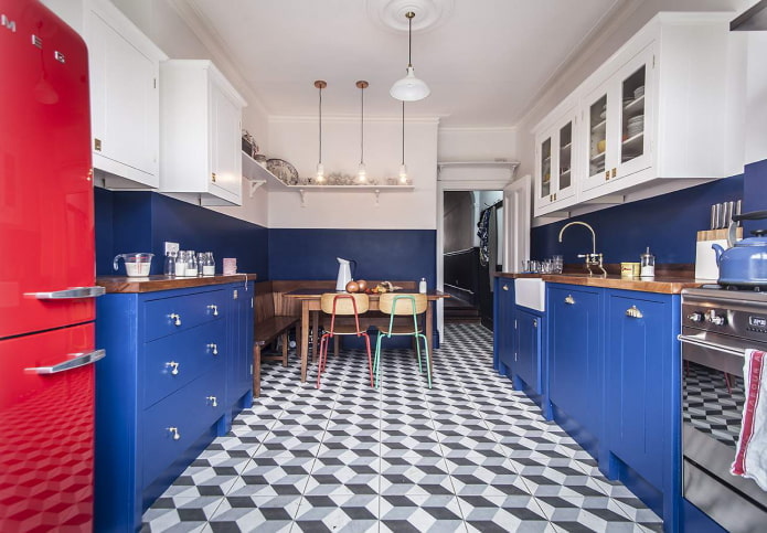 intérieur de cuisine dans des tons bleus avec des accents lumineux