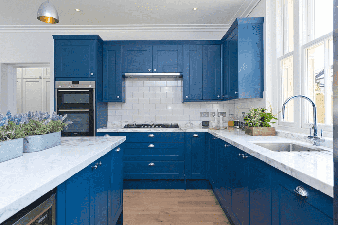 intérieur de cuisine en bleu et blanc