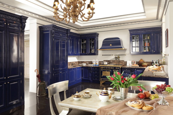 cuisine dans des tons bleus dans un style classique