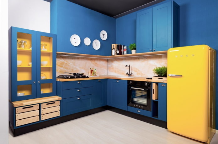 intérieur de cuisine dans des tons bleus avec des accents lumineux