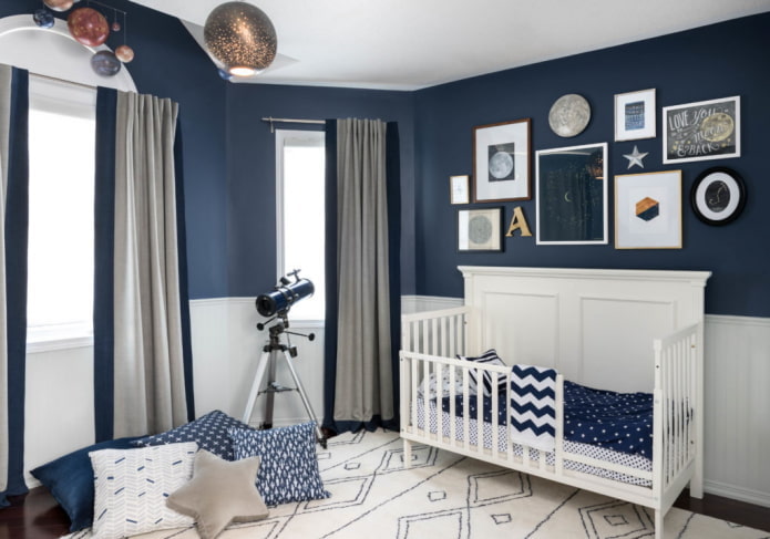 intérieur bleu et blanc d'une chambre d'enfant