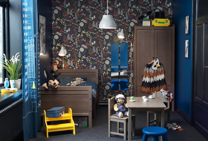 intérieur marron et bleu de la chambre des enfants