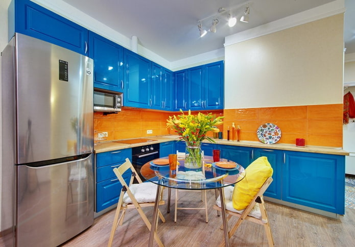 intérieur de cuisine dans les tons orange et bleu