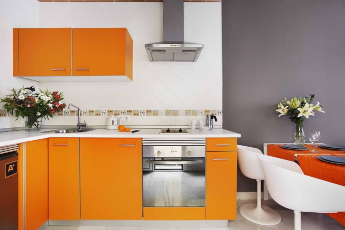 déco à l'intérieur de la cuisine dans les tons orange