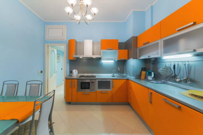 intérieur de cuisine dans les tons orange et bleu