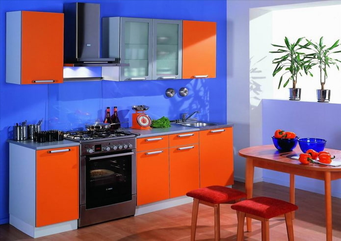 intérieur de cuisine dans les tons orange et bleu