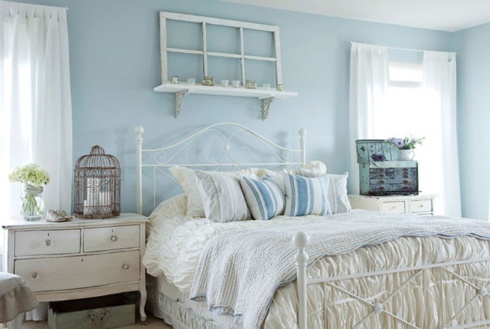 intérieur d'une chambre bleue dans le style provençal