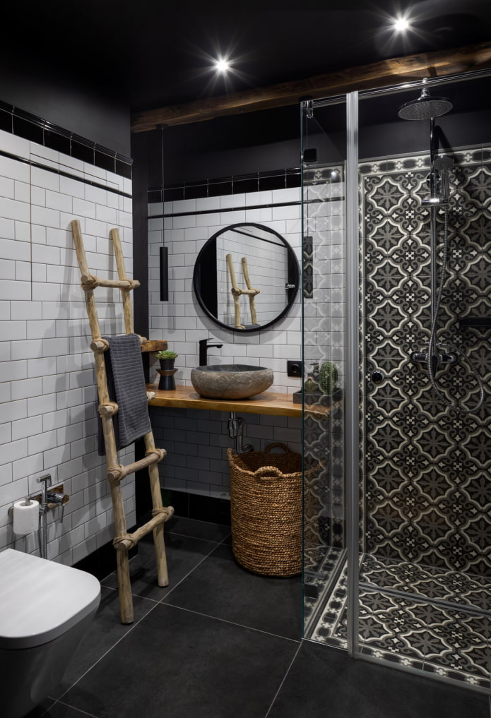 Salle de bain avec étagère sous le lavabo