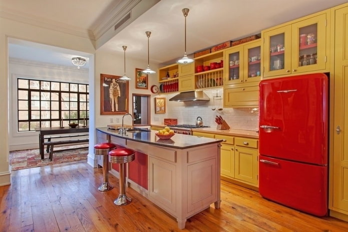 intérieur de cuisine aux couleurs jaunes et rouges