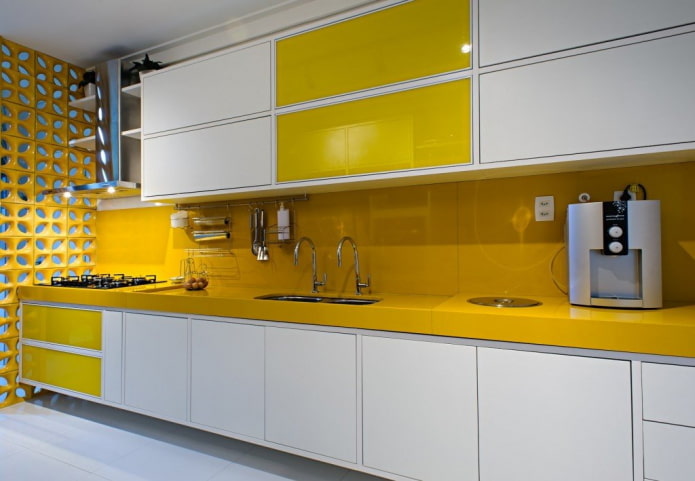 intérieur de cuisine aux couleurs jaunes et blanches