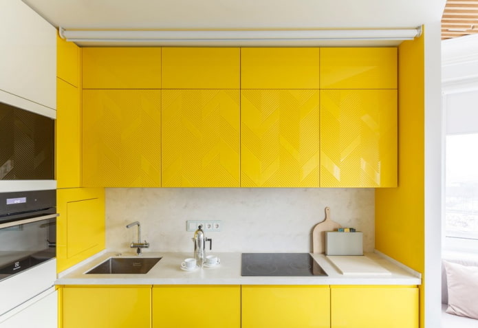 intérieur de cuisine aux couleurs jaunes et blanches