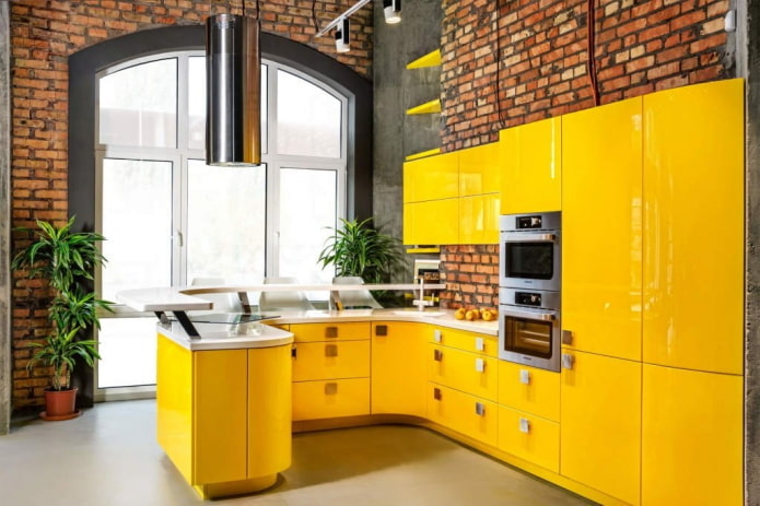 cuisine dans des tons jaunes dans le style loft