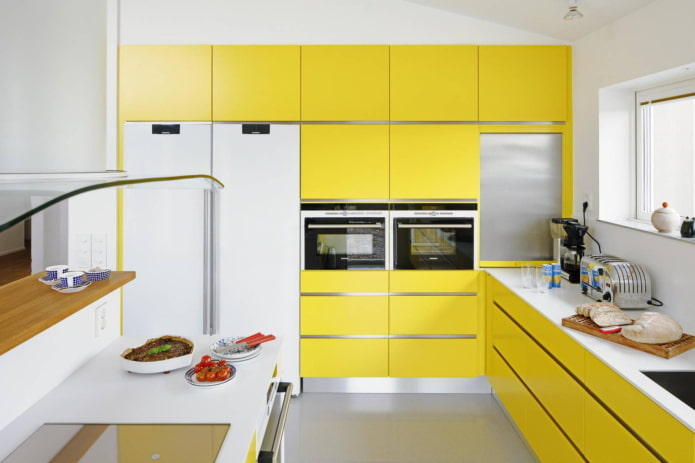 cuisine dans des tons jaunes dans un style moderne