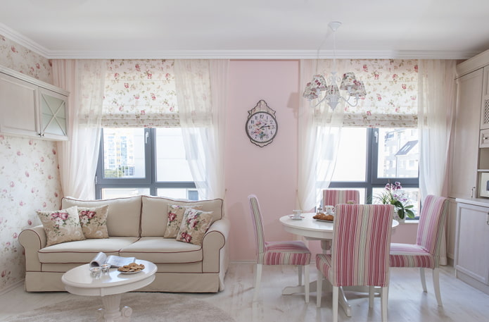 rideaux à l'intérieur de la cuisine dans des tons roses