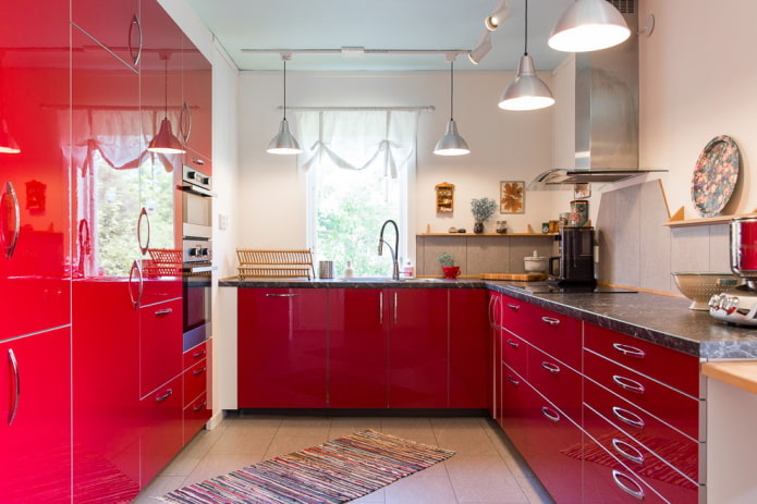 intérieur d'une petite cuisine dans des tons rouges