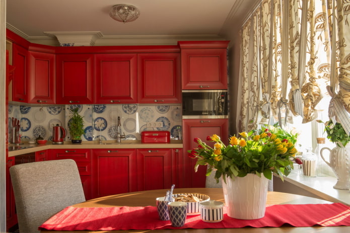 intérieur d'une petite cuisine dans des tons rouges