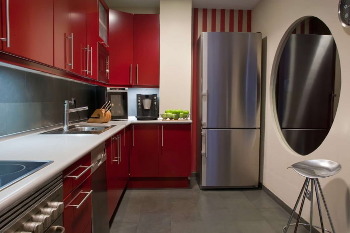 intérieur d'une petite cuisine dans des tons rouges