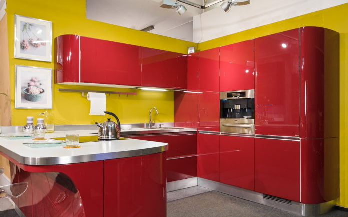 intérieur de cuisine aux couleurs jaunes et rouges