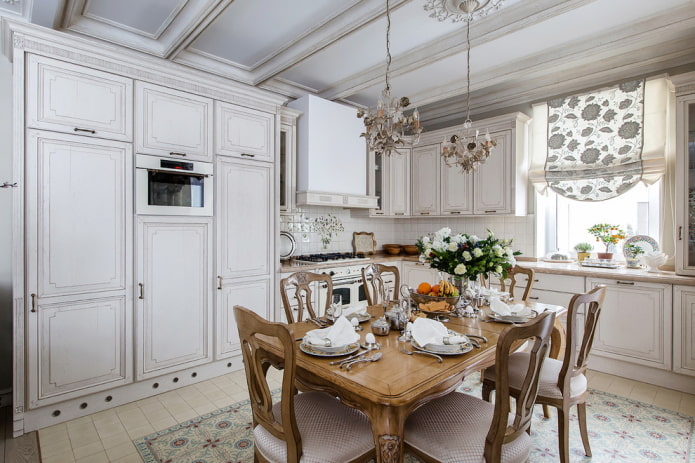 Style provençal à l'intérieur d'une cuisine blanche