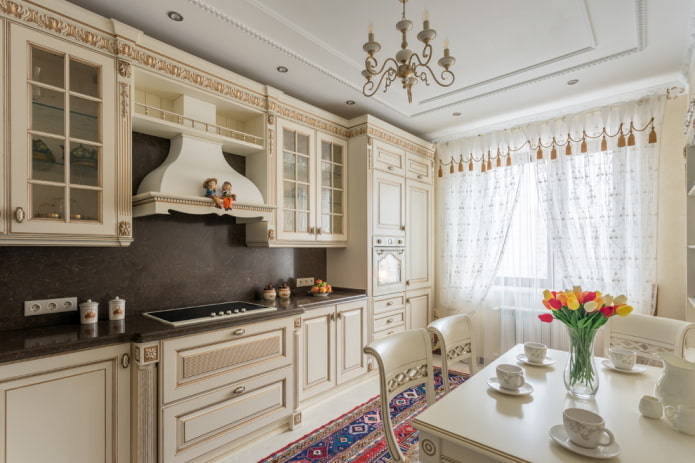 Style provençal à l'intérieur d'une cuisine beige