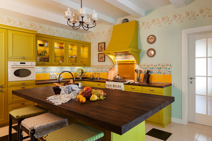 Style provençal à l'intérieur de la cuisine jaune