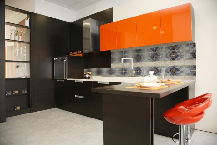 intérieur de cuisine aux couleurs noir et orange