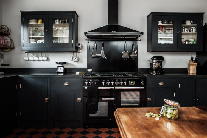 ensemble noir à l'intérieur de la cuisine