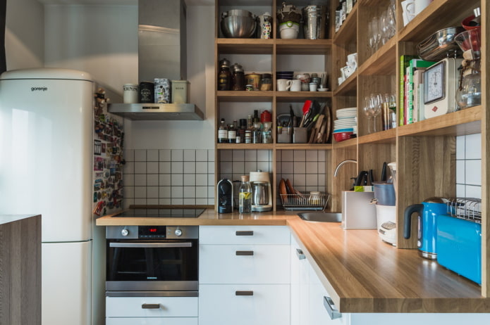 systèmes de rangement à l'intérieur de la cuisine en forme de coin