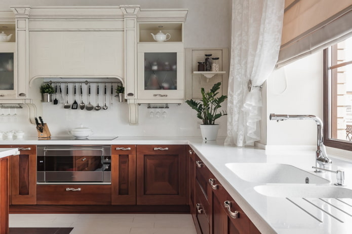 zone de lavage à l'intérieur de la cuisine en forme d'angle